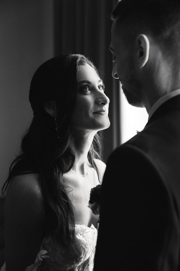 Regard des mariés — noir et blanc