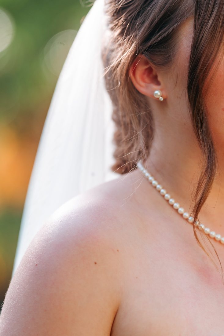 Détail : collier et boucles de perles