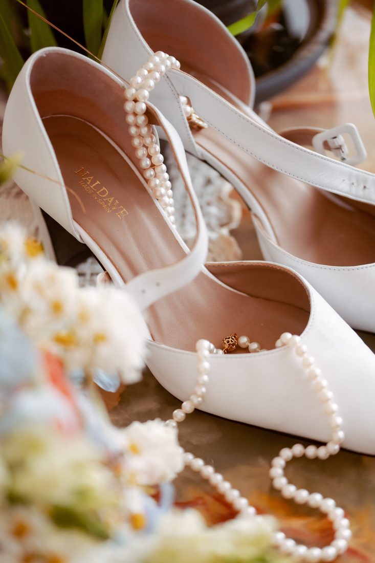 Escarpins et perles de la mariée