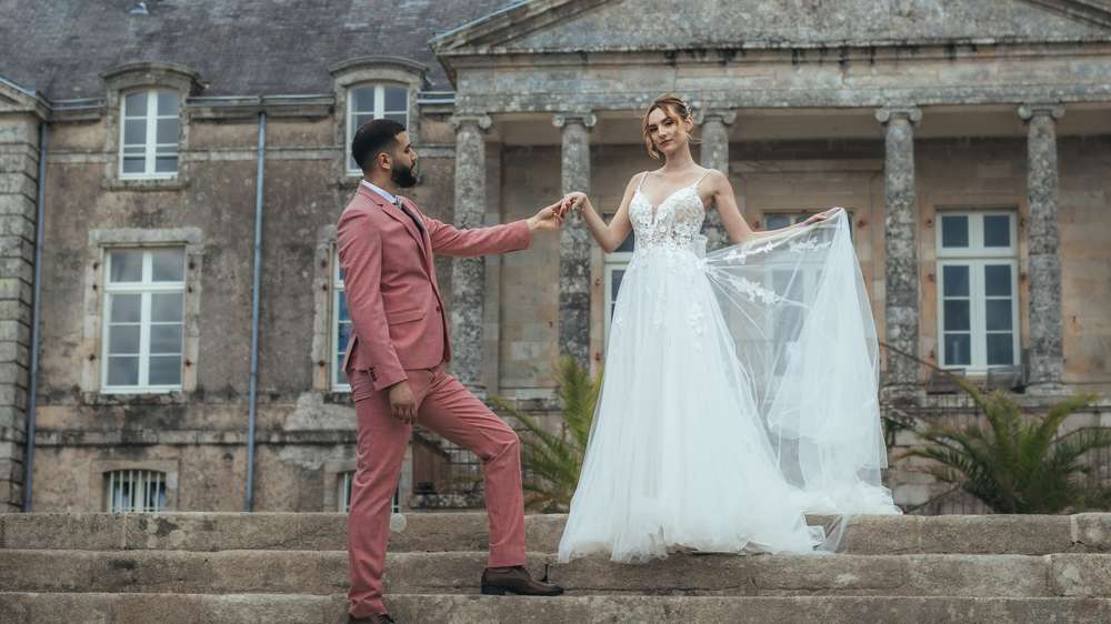 Les mariés devant le château